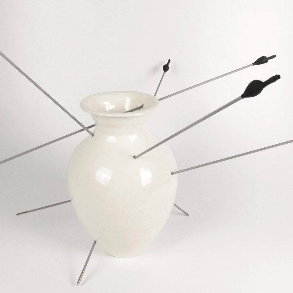 Sebastiano, 2018, ceramica bianca smaltata, frecce da tiro (alluminio), vaso cm 39x25, lunghezza frecce 75 cm