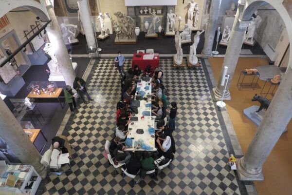 visione dall'alto del workshop di Sbrana e Mallegni alla Gipsoteca di Arte Antica dell'Università di Pisa