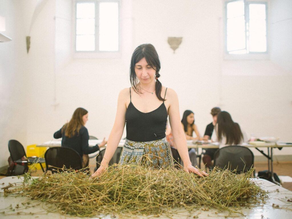 Caterina Sbrana artista con i papaveri usati per i disegni